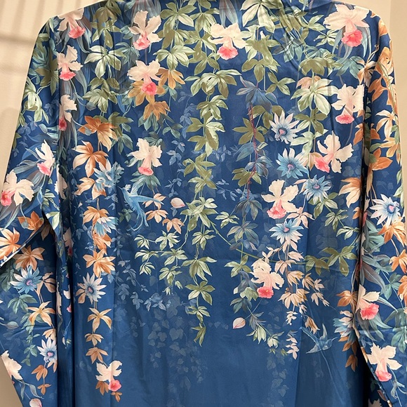 Brand-new floral button-down top - Picture 4 of 8
